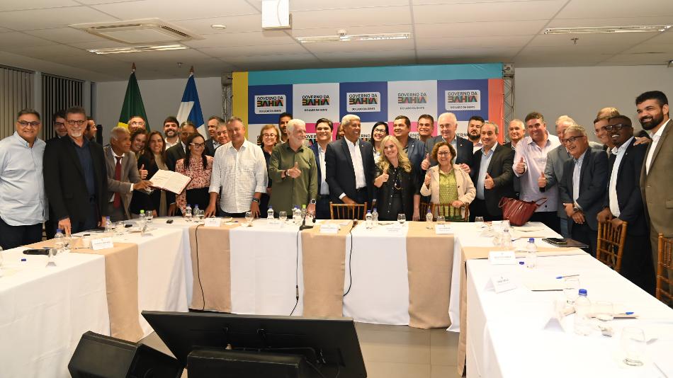 Parlamentares acompanham apresentação de balanço do governo durante reunião com governador no CAB Foto: Juliana Andrade / Agência ALBA